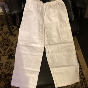 Basic Editions White Capri Pants with Cargo Pockets